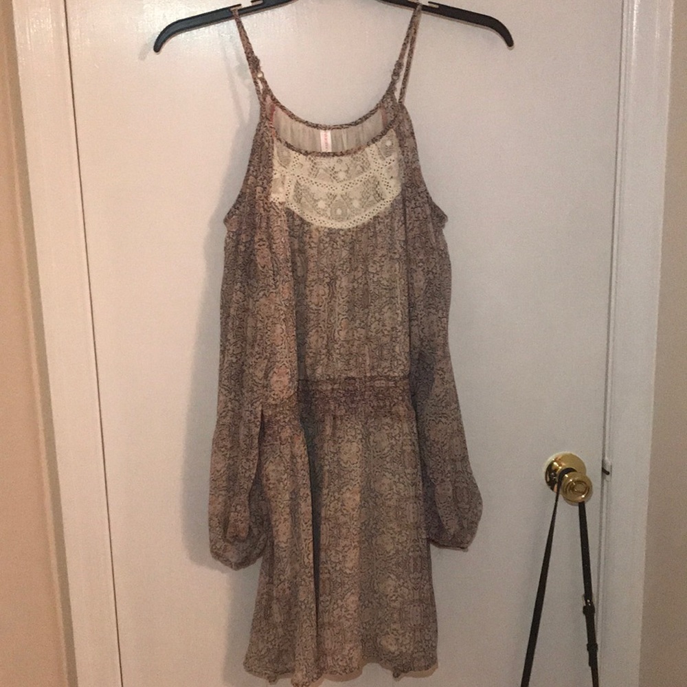 Cute pattern mini flowy dress